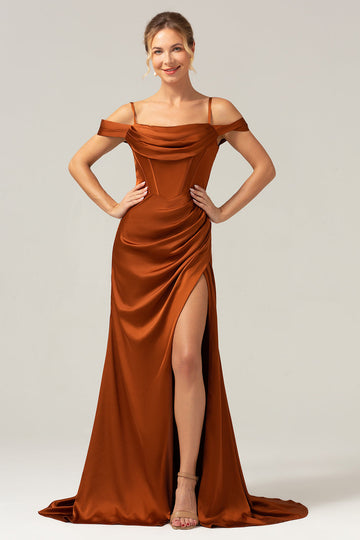 Vestido largo de dama de honor con corsé fruncido de hombro frío de sirena de café con abertura